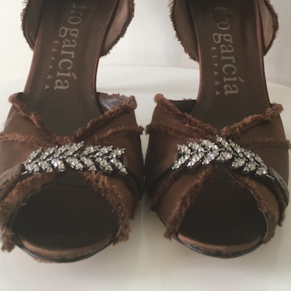 PEDRO GARCIA FRAYED SATIN SILK OPEN TOE HEELS W/ VINTAGE BROOCH SZ 42/US 11 - Picture 4 of 8